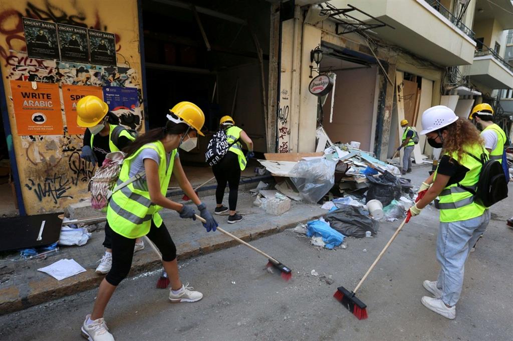 Volontari ripuliscono le strade di Beirut dopo l'esplosione di martedì