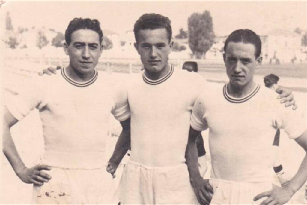 Armando Frigo al centro tra i fratelli Menti nel Vicenza alla fine degli anni '30