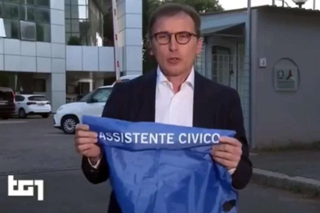 Il ministro degli Affari regionali, Francesco Boccia, mostra in tv la casacca blu da assistente civico