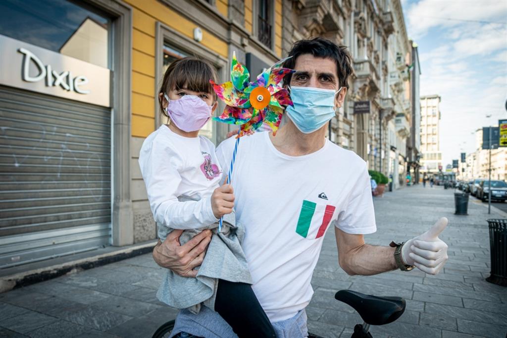 Padre e figlia per le vie di Milano
