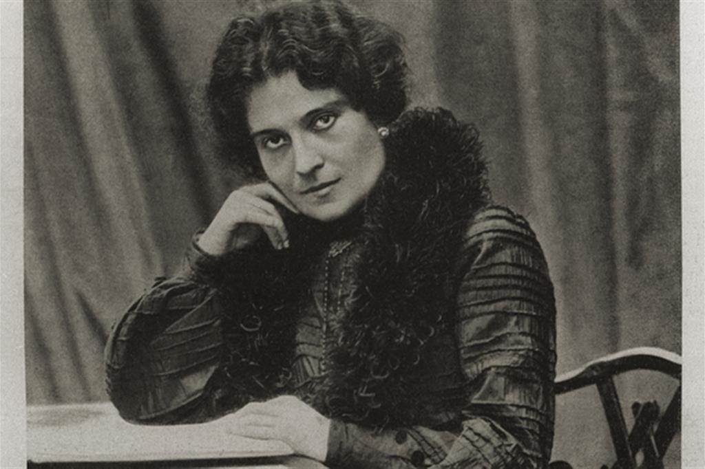 La poetessa Ada Negri in un fotoritratto con autografo del 1904 / Fototeca