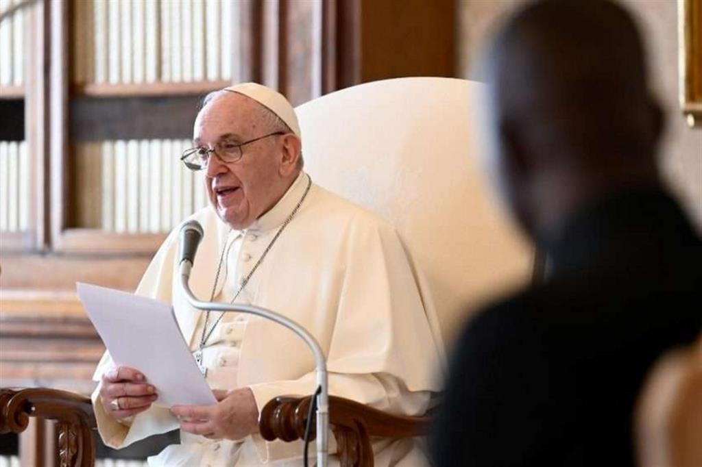 Il Papa: la preghiera calma l’inquietudine e apre il cuore a Dio