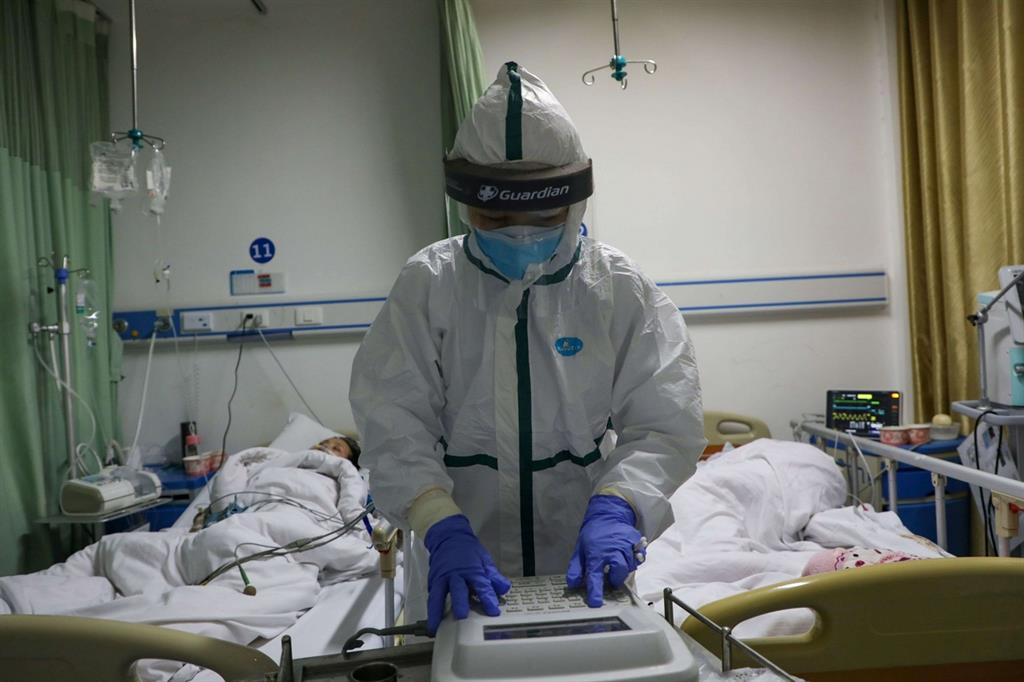 Un medico al lavoro nell'ospedale di Wuhan, la città epicentro dell'epidemia