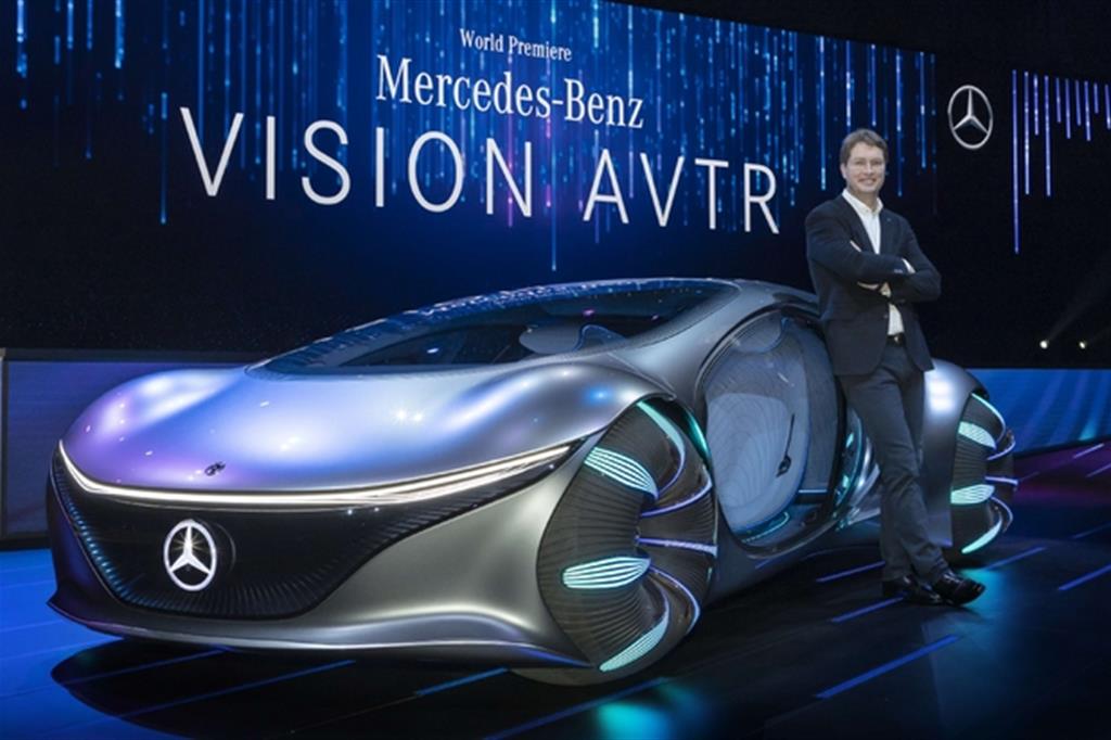 Ola Kallenius, Ceo di Daimler-Mercedes con il prototipo Vision AVTR