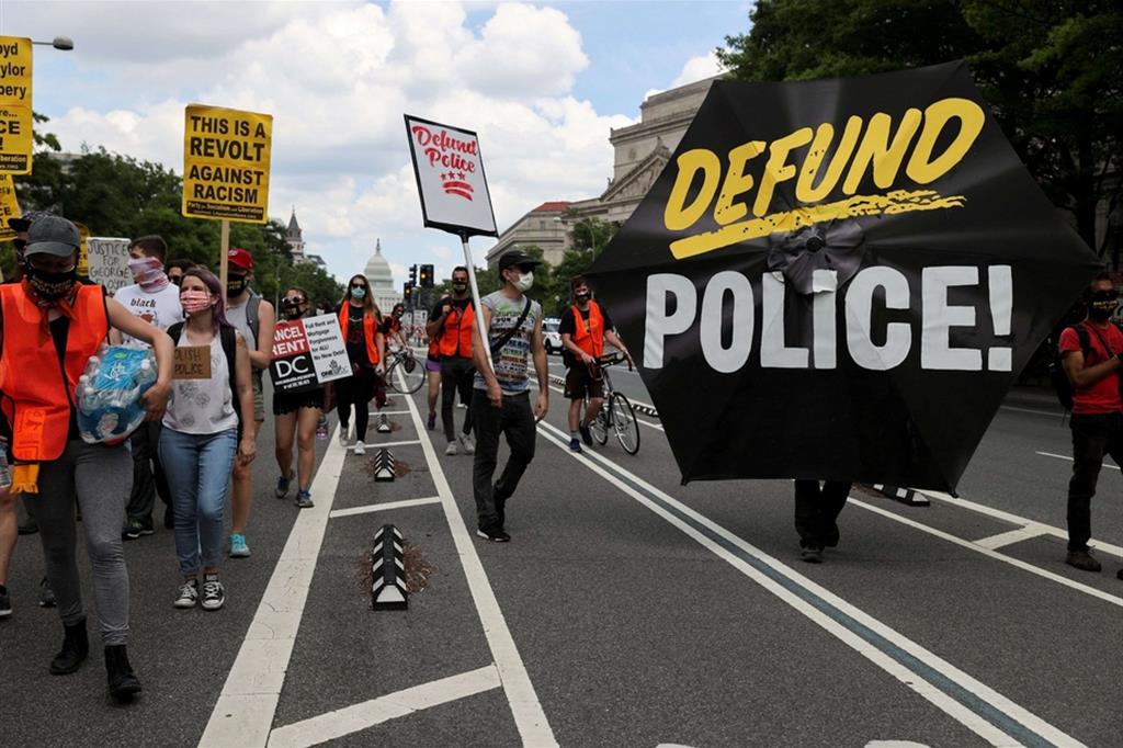 Una manifestazione nei giorni scorsi a Washington che chiede di tagliare i fondi alla polizia