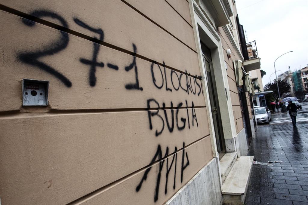 Rapporto choc: il 15,6 per cento degli italiani nega l'Olocausto