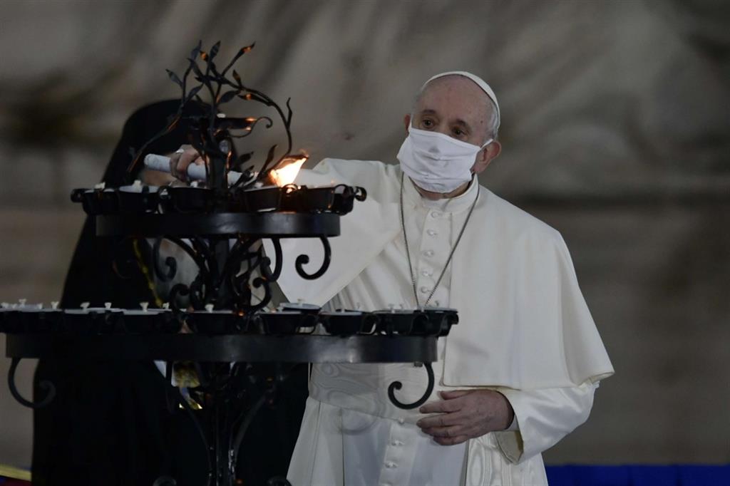 Papa Francesco accende la candela al Campidoglio