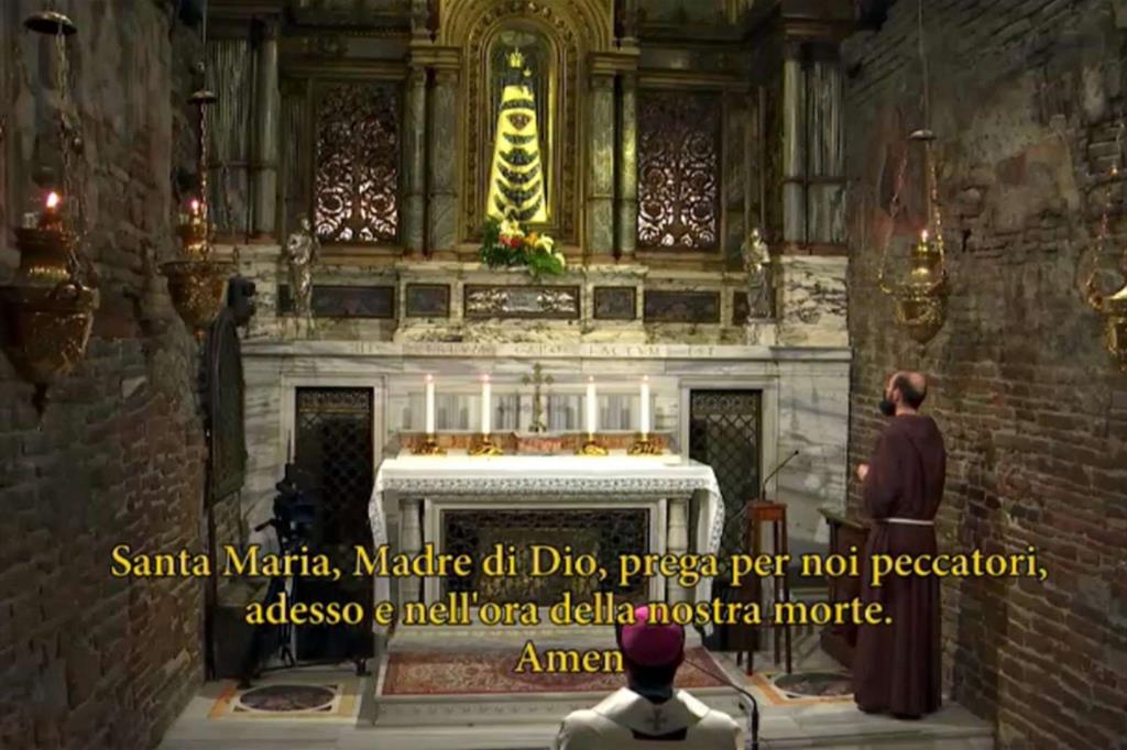 Un momento del Rosario alla Santa Casa di Maria a Loreto