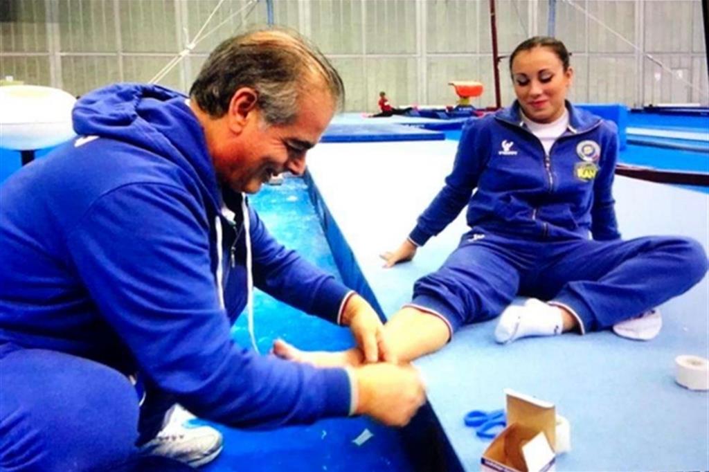 Il fisioterapista delle nazionali di ginnastica artistica Salvatore Scintu mentre cura Vanessa Ferrari