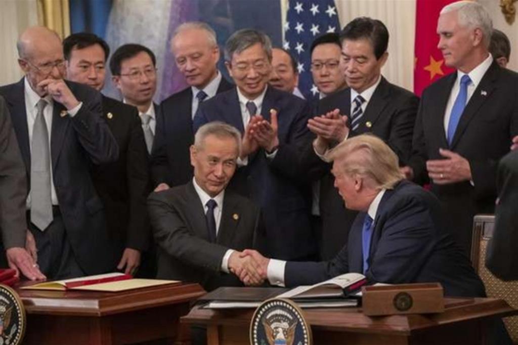 La firma del vice premier cinese Liu He e di Trump alla Casa Bianca