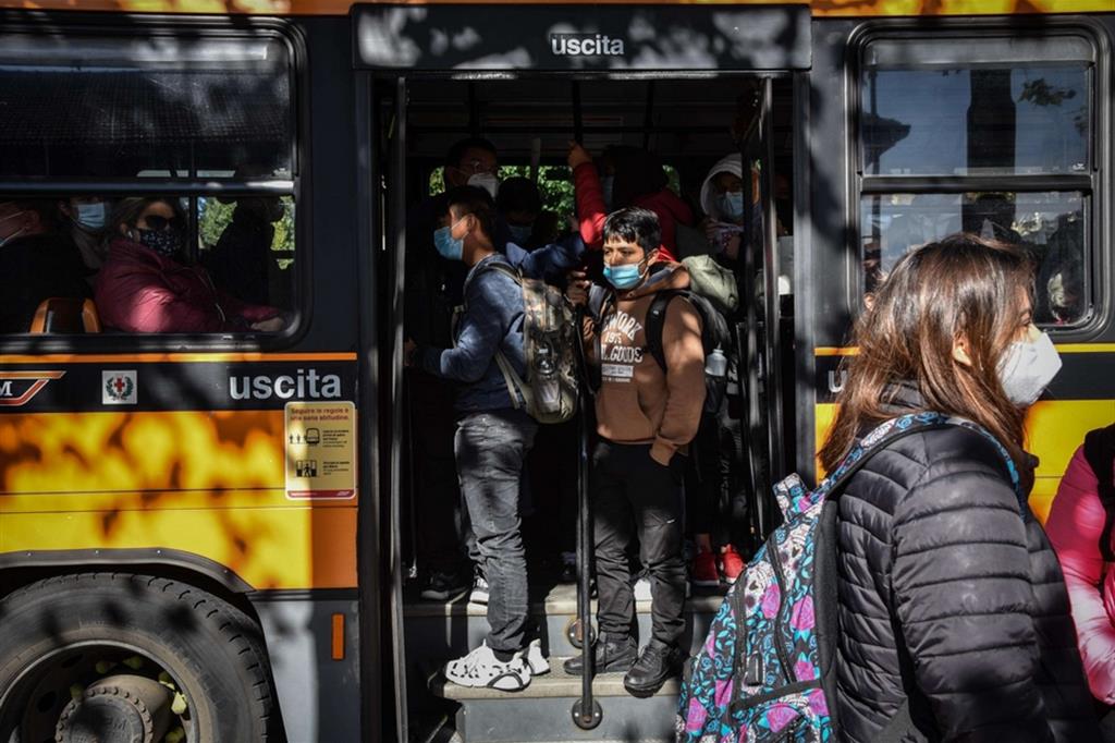 Bus sovraffollati a Milano