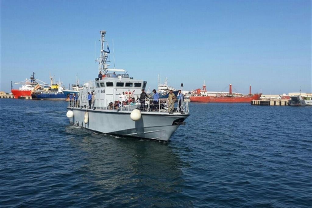 Una motovedetta libica entra nel porto di Tripoli con a bordo 47 migranti, tra cui 30 donne e un bambino recuperati in mano. Molti di loro tornano nelle prigioni, con un destino incerto, tra violenza, torture, sfruttamento e schiavismo, come denunciato anche dall'Onu
