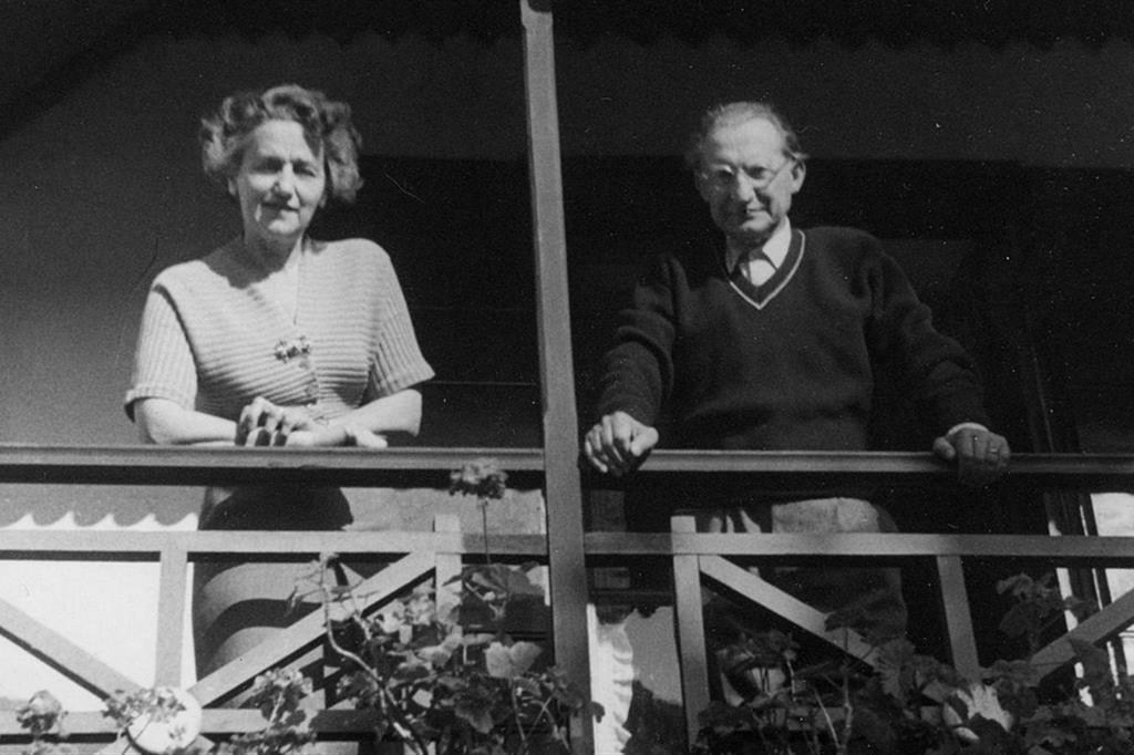 Francesca Romani e Alcide De Gasperi nella loro casa in Val di Sella nel 1954