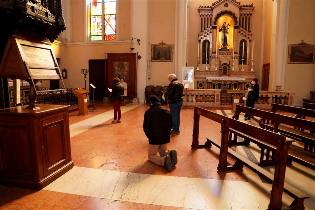 La preghiera in una chiesa di Milano dove le Messe si celebrano soltanto a porte chiuse