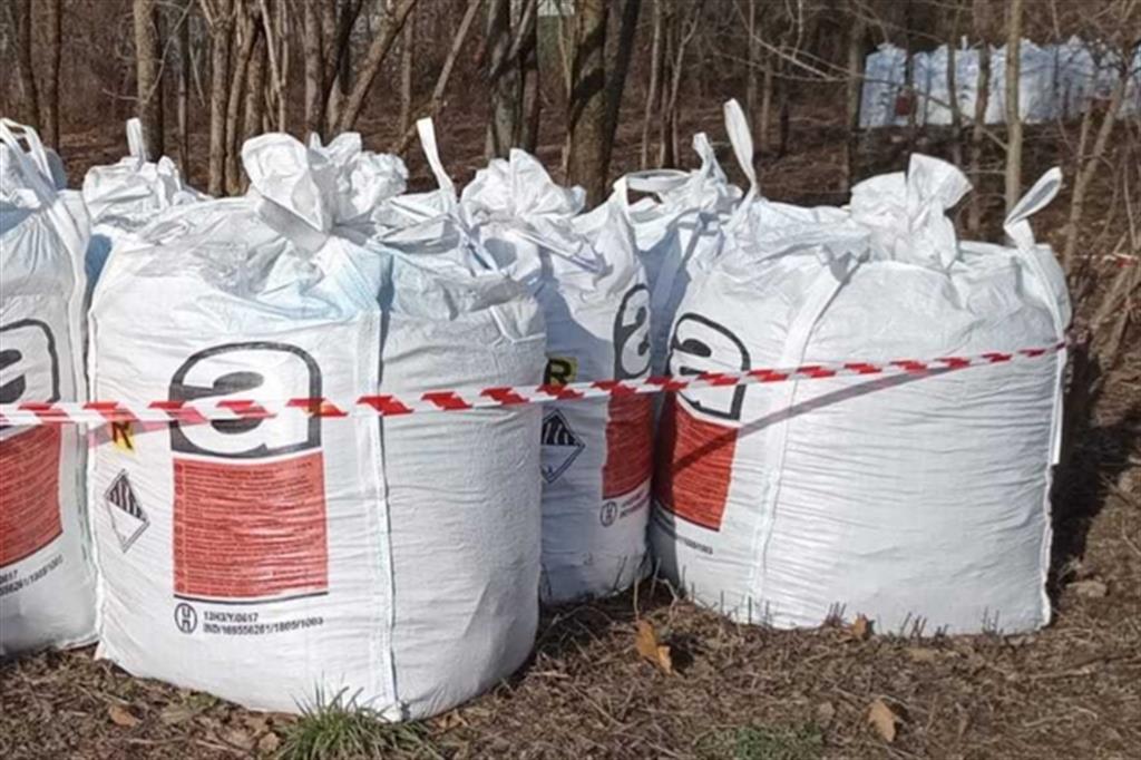 I grossi sacchi pieni di scorie di amianto che sono ancora sistemati in un terreno di fronte al Real sito di Carditello (Caserta), dove sono in corso bonifiche