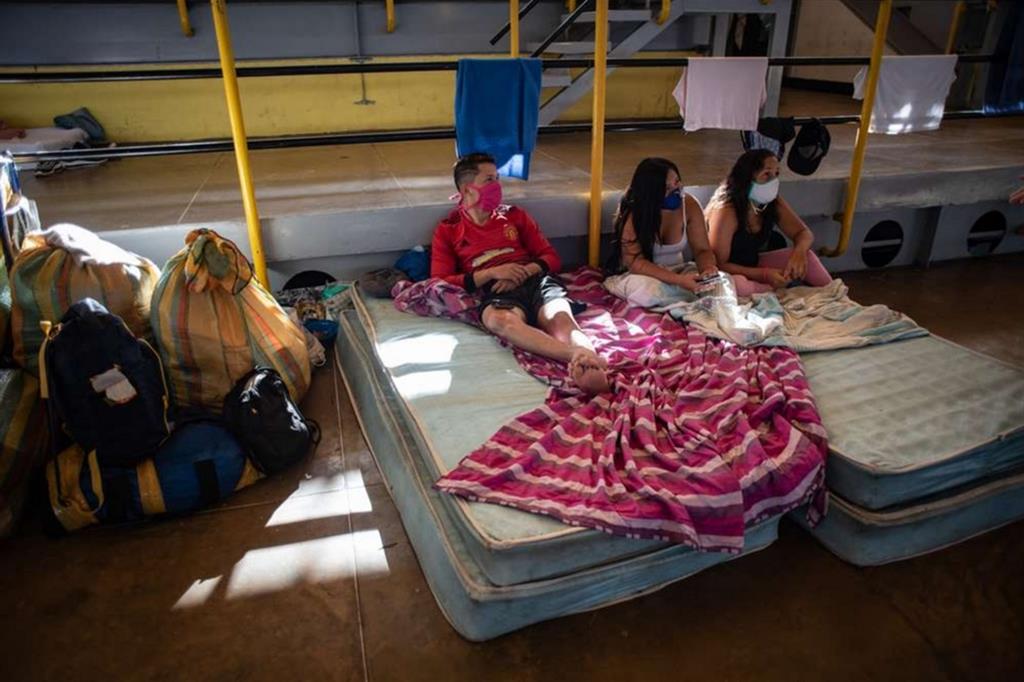 Un gruppo di cittadini venezuelani rientrati in patria dai Paesi confinanti: devono trascorrere la quarantena in un centro d'accoglienza nello Stato di Táchira