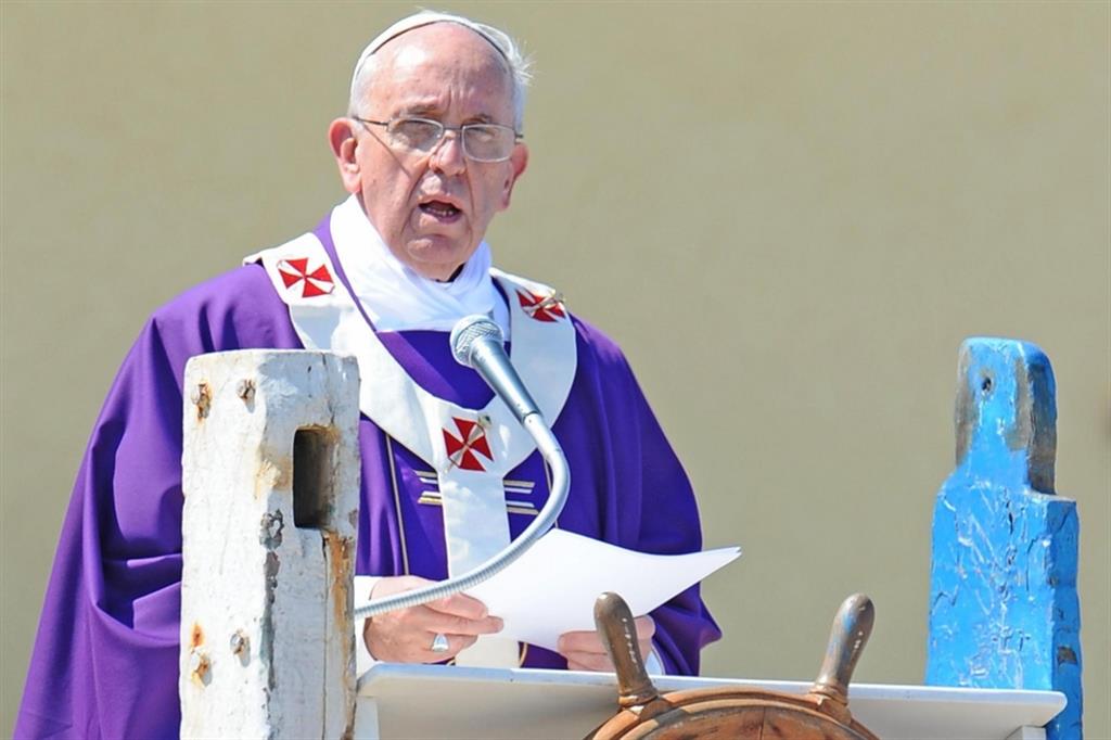 Papa Francesco celebra la Messa a Lampedusa, l'8 luglio 2013