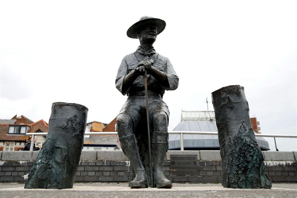 Robert Baden-Powell, il fondatore dello scoutismo, additato da qualche storico per presunta omofobia e simpatie naziste. A nulla è valsa l’improvvisata resistenza di un gruppo di pensionati determinati a opporsi alla rimozione della statua dal molo di Poole, nei cui pressi si è tenuto nel 1907 il primo campo scout del mondo.