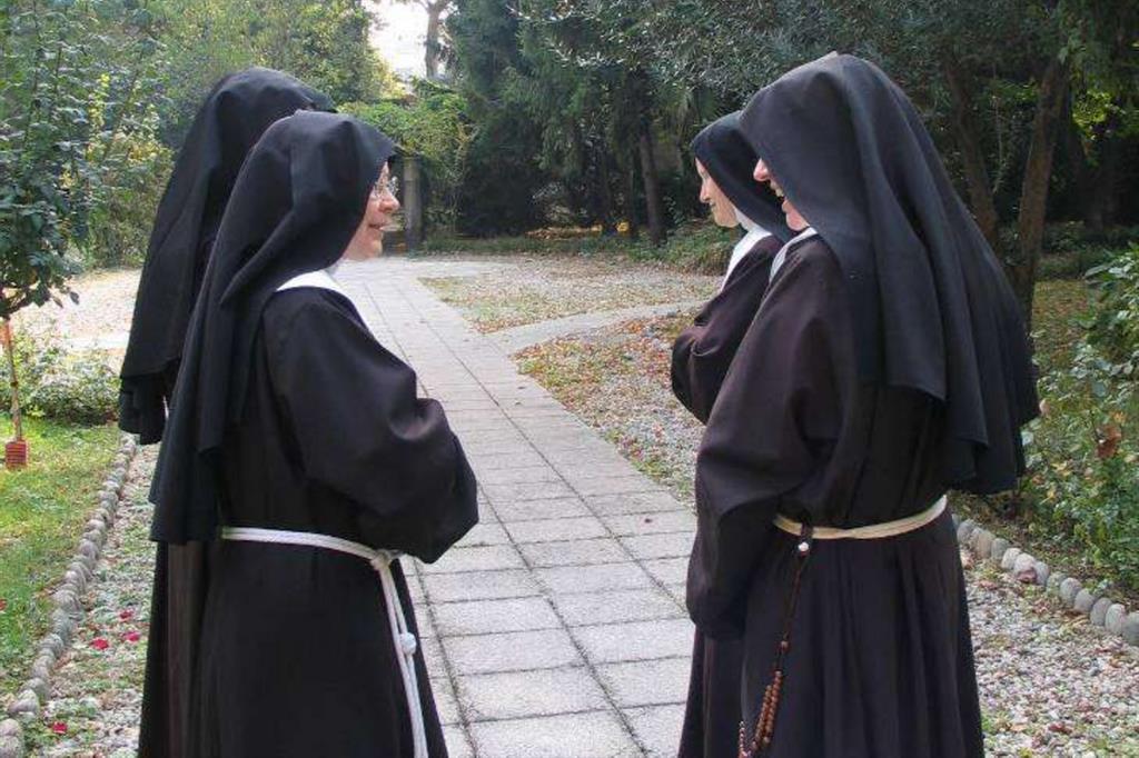 Milano: alcune Sorelle Povere di Santa Chiara nel giardino del monastero di Gorla