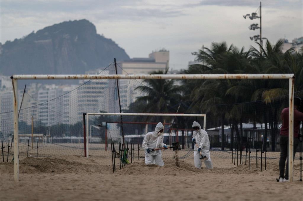 Brasile in ginocchio: 100 croci di protesta sulla spiaggia di Copacabana