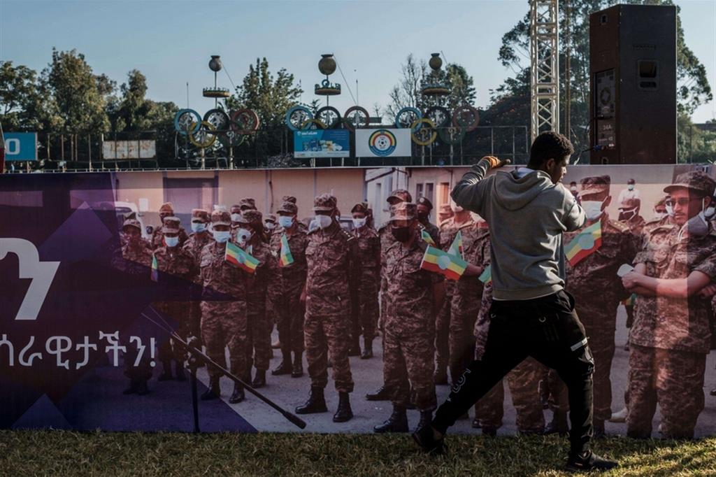 Un uomo sistema un cartellone ad Addis Abeba, durante una donazione di sangue di massa per sostenere le truppe che combattono nel Tigrai