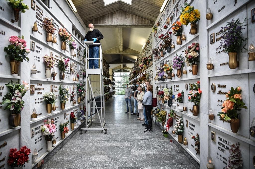 Tumulazione delle ceneri al cimitero di Ponte San Pietro, in provincia di Bergamo, nell’ultima settimana di aprile