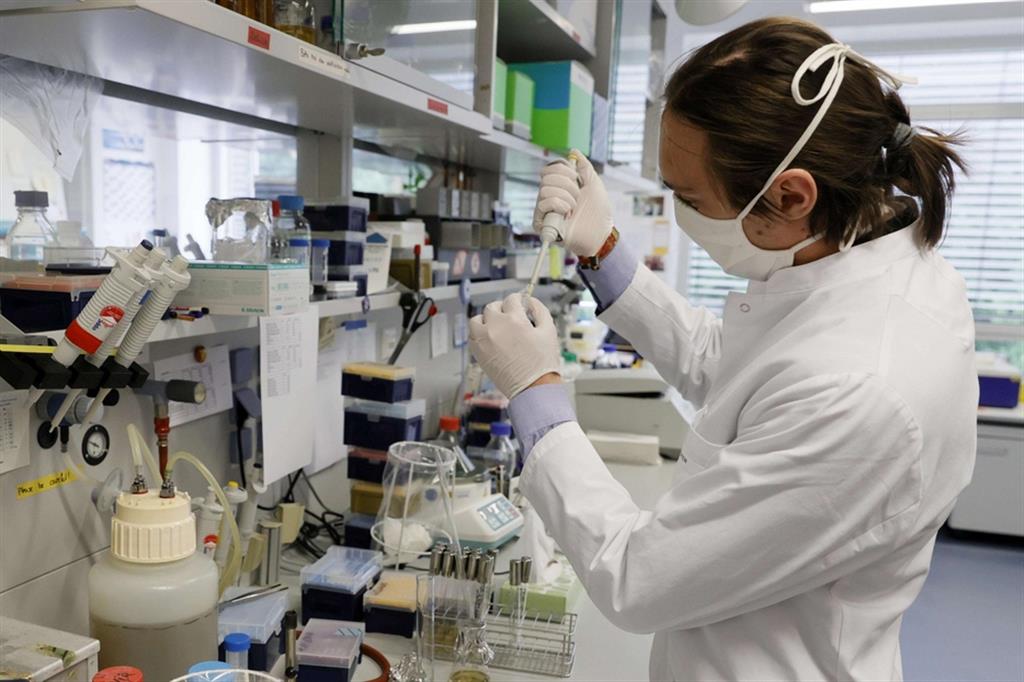 Un virologo al lavoro in un laboratorio di Marburg, in Germania