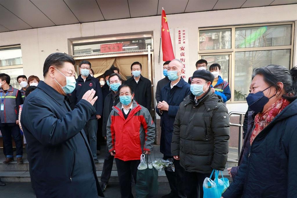 Il presidente cinese Xi Jinping indossa la mascherina ispezionando un nuovo centro per la prevenzione e il controllo del coronavirus nella comunità di Anhuali, distretto di Chaoyang, a Pechino