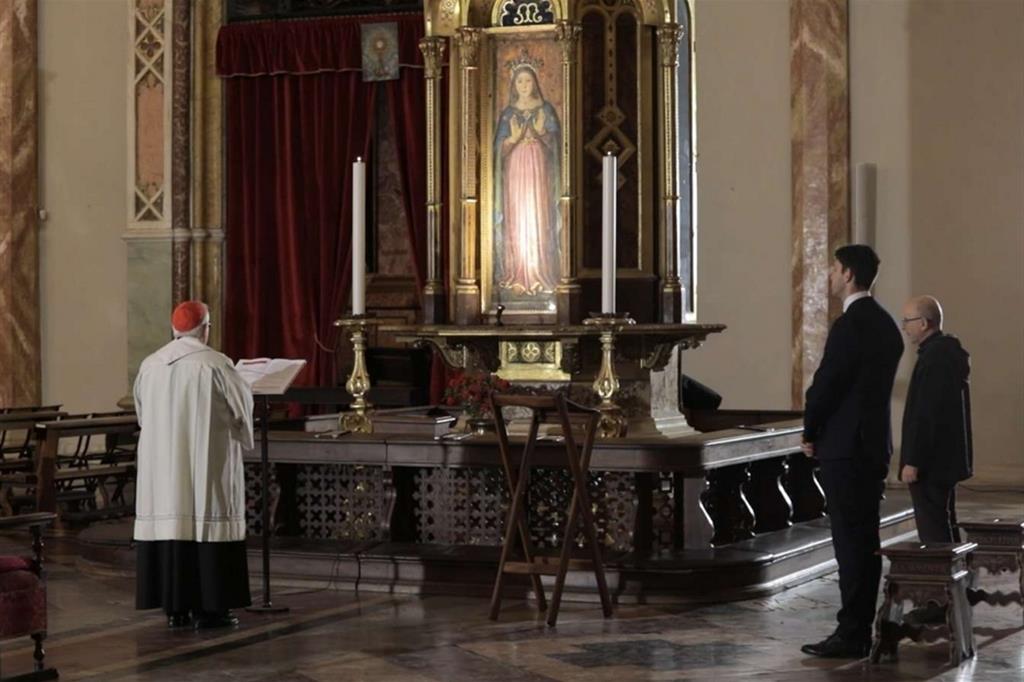 Il cardinale Bassetti di fronte all'immagine della Madonna delle Grazie nella Cattedrale di Perugia