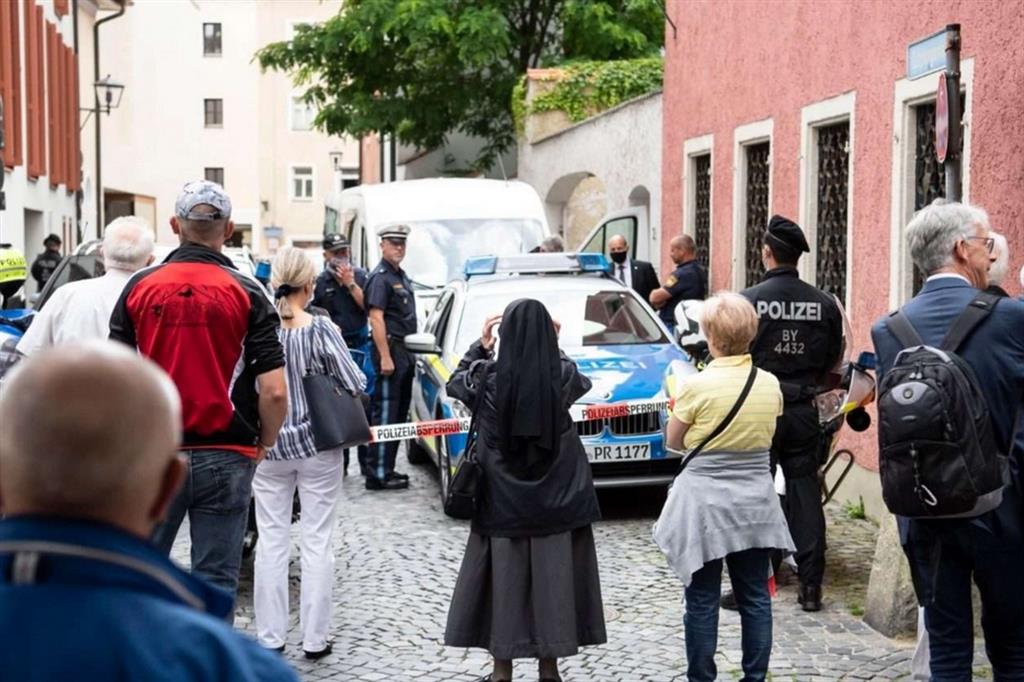 L'arrivo del Papa emerito a Regensburg nella casa del fratello malato Georg giovedì 18 giugno