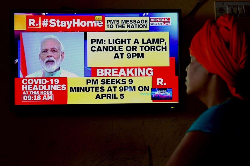 Il premier indiano Modi esorta a stare a casa, in televisione
