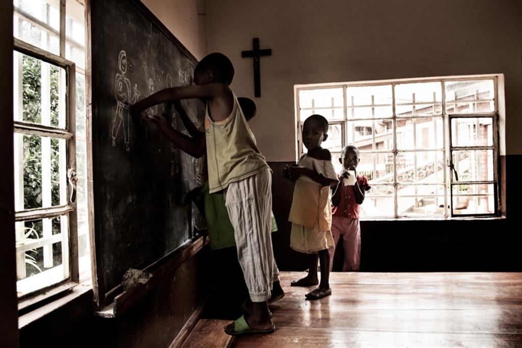 Alcuni bimbi profughi congolesi accolti in una struttura religiosa. Ma molti sono al lavoro nelle miniere di cobalto