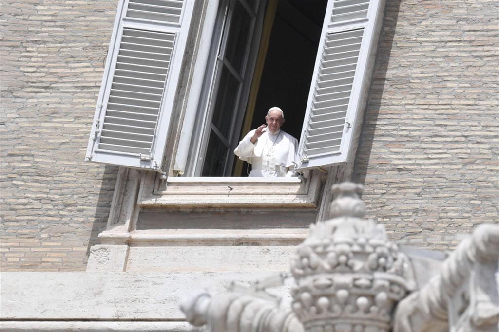 Il Papa si è affacciato in piazza San Pietro