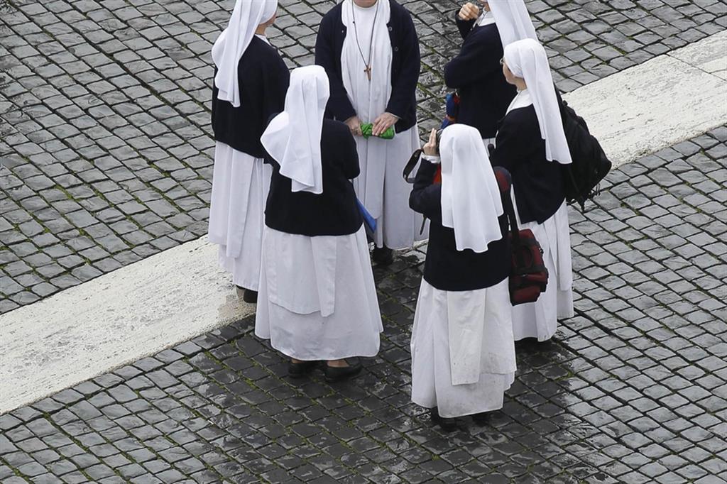 Un gruppo di suore in piazza San Pietro