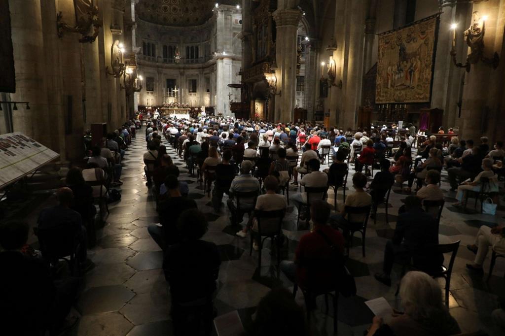I fedeli in Cattedrale alla veglia di preghiera per don Roberto