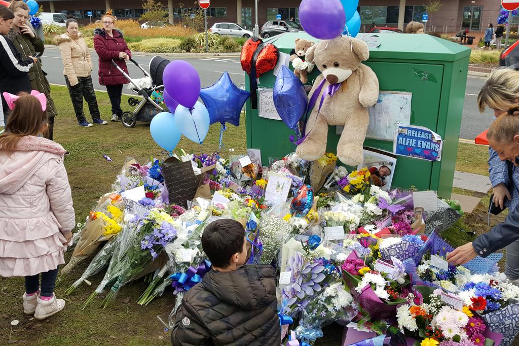 Palloncini, fiori e peluche davanti all'ospedale di Liverpool nell'aprile 2018 dopo la morte di Alfie Evans