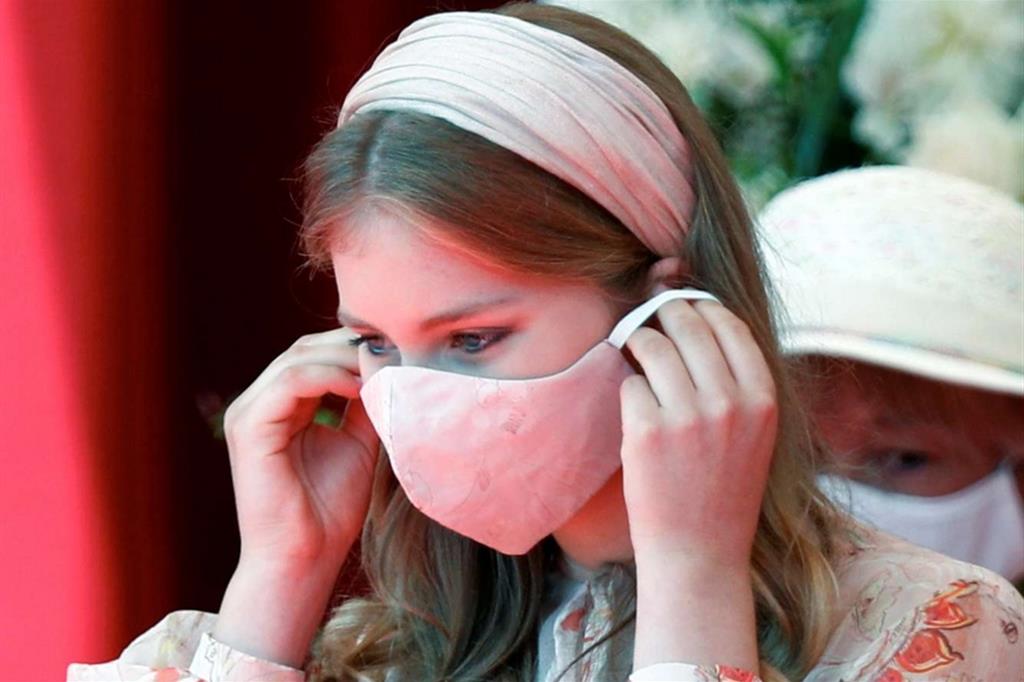 La principessa belga Elisabetta si aggiusta la mascherina