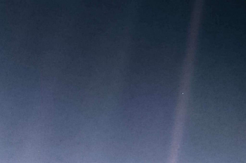 La foto originale della Terra scattata dalla sonda Voyager 1 il 14 febbraio 1990