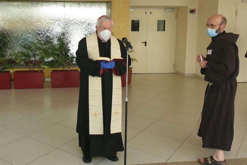 Il cardinale Bassetti durante la visita all'ospedale di Perugia