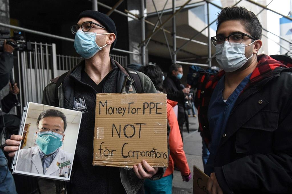 Protesta a New York del personale medico e paramedico di un ospedale dove alcuni operatori sanitari sono morti per il coronavirus. Si chiedono più soldi e tutele per la sanità
