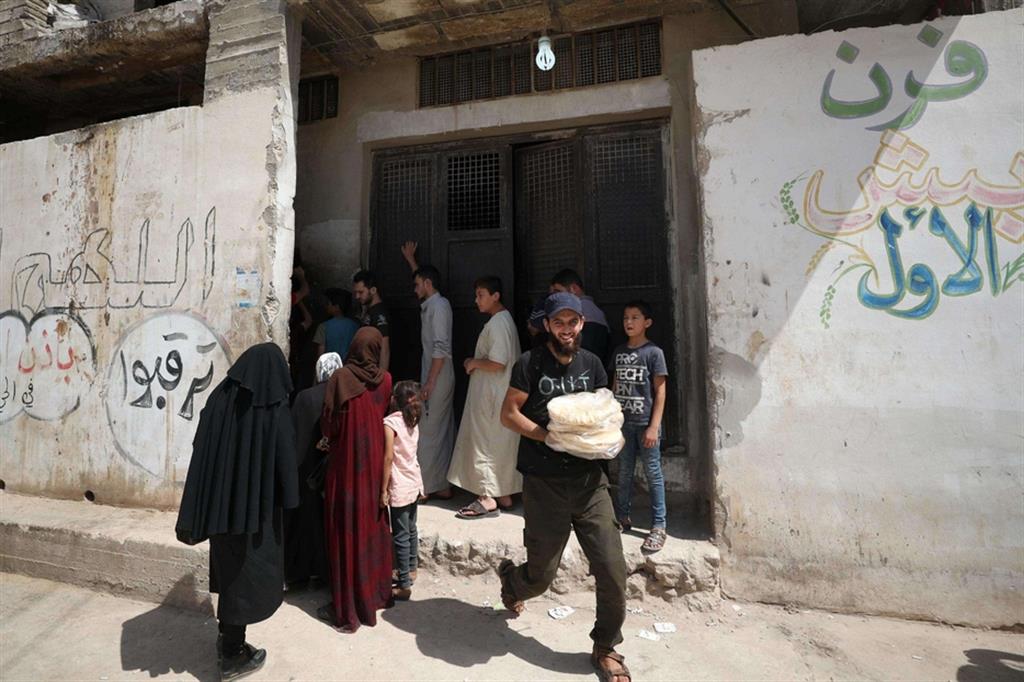 Siriani comprano pane. Il Paese è in ginocchio con l'inflazione alle stelle