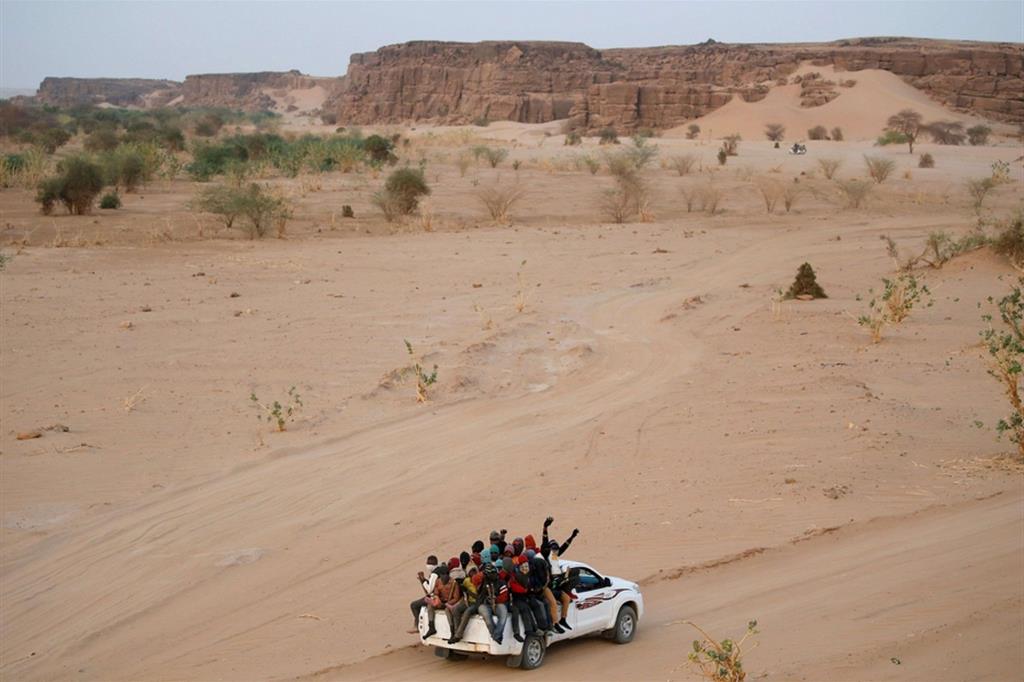 Migranti trasportati su un pick-up nel deserto nigerino, in una foto d'archivio