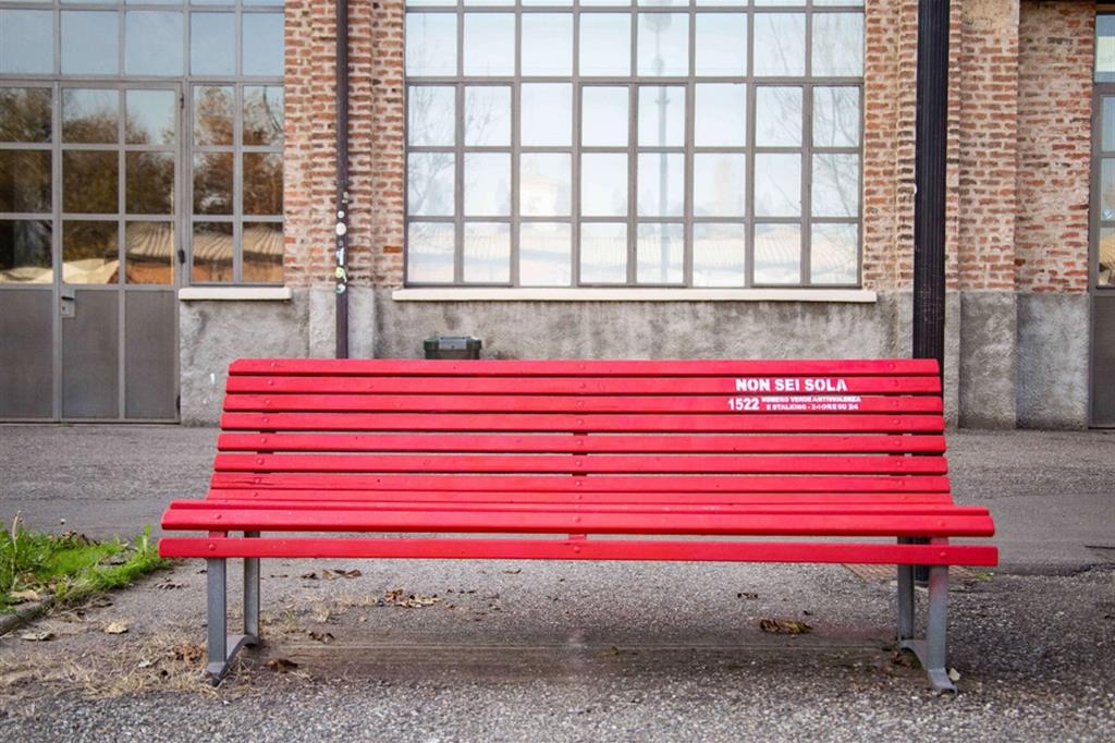 La panchina rossa simbolo della lotta alla violenza contro le donne
