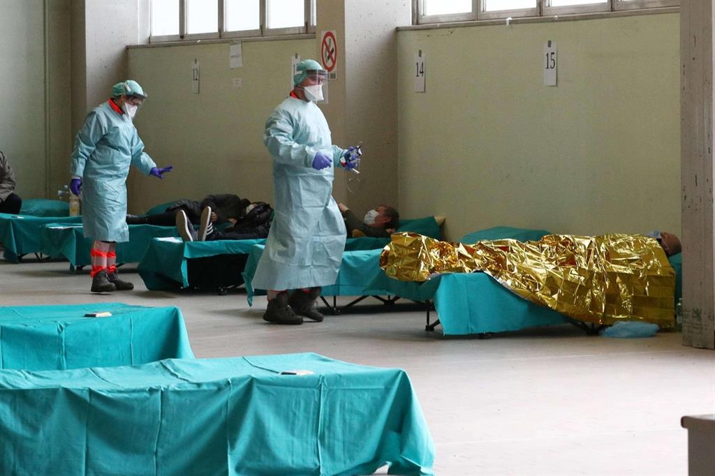 Operatori sanitari al lavoro nel Triage temporaneo davanti agli Spedali Civili di Brescia