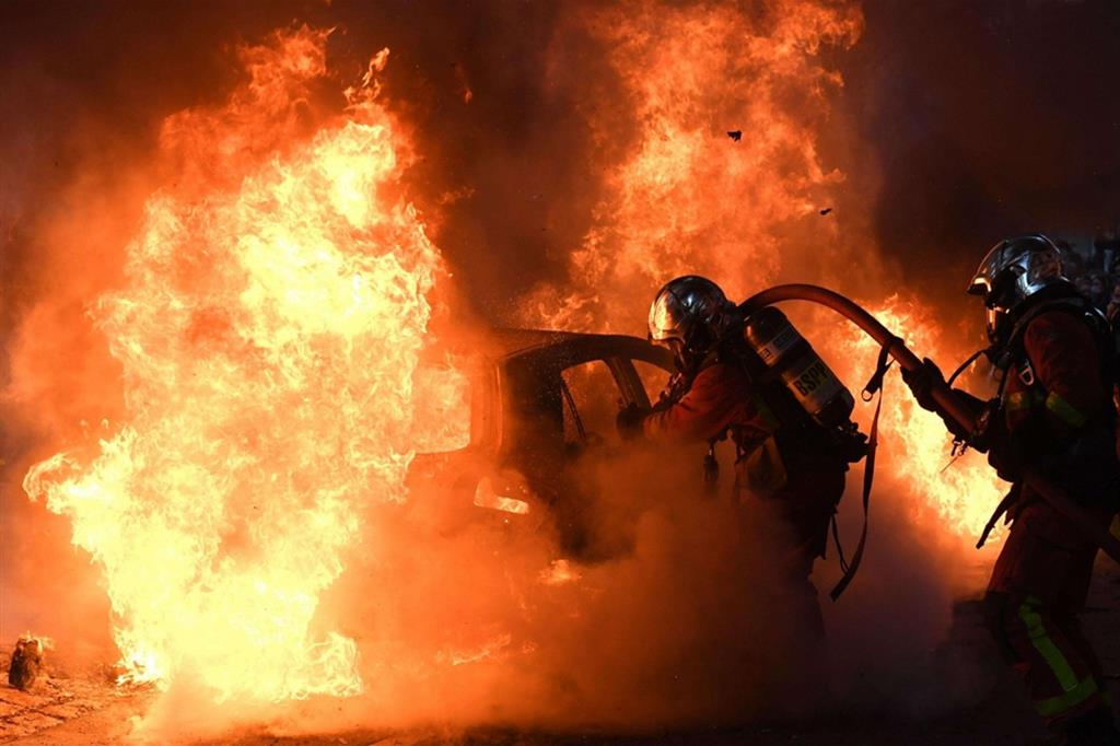 Bersaglio dei teppisti a Parigi le auto in sosta: alcune sono finite in fiamme