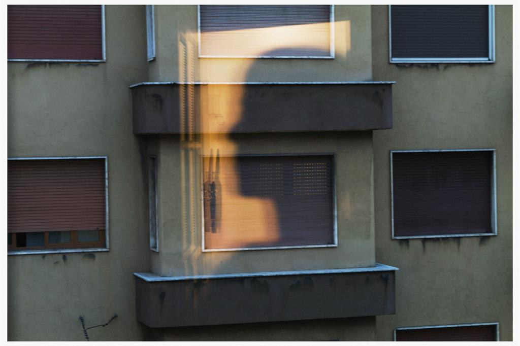 Toni Thorimbert, “Finestra”. «Costretti a guardarci allo specchio mentre guardiamo dalla finestra». Milano, 9 maggio 2020