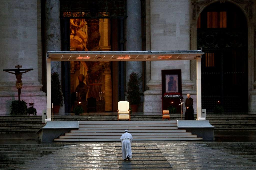 Ecco le parole del Papa nella preghiera straordinaria in San Pietro