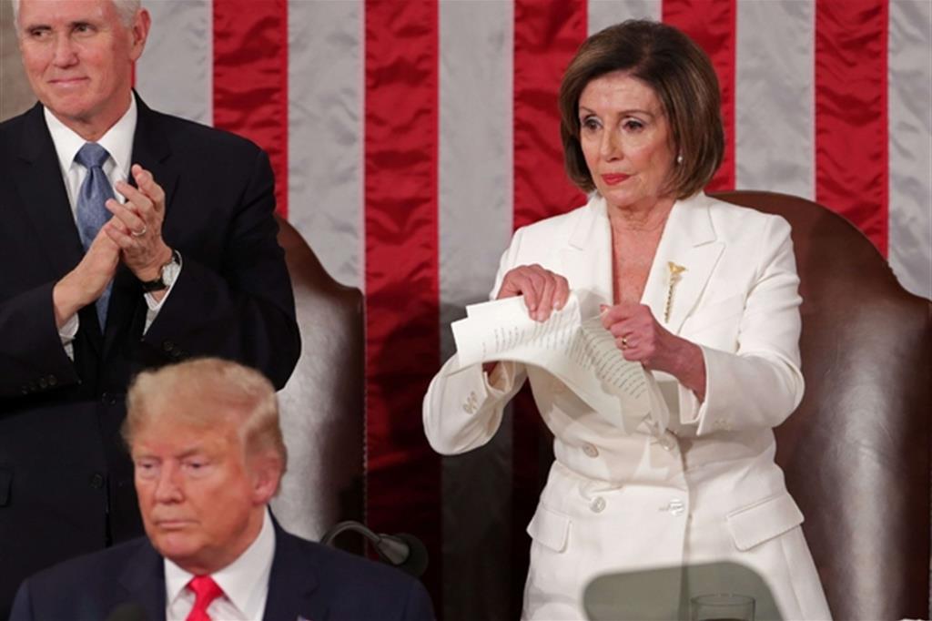 La Speaker della Camera, la democratica Nancy Pelosi, strappa polemicamente alle spalle di Donald Trump il discorso sullo stato dell'Unione