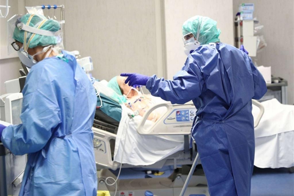 Reparto di terapia intensiva all'ospedale della Nuova Poliambulanza a Brescia. 61 pazienti gravi sono stati spostati dalla Lombardia in altre regioni