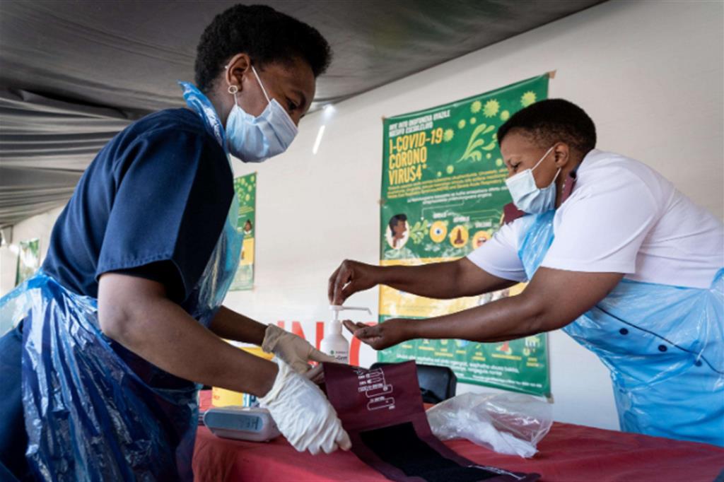 Infermiere al lavoro in un centro sanitario vicino a Johannesburg, in Sudafrica 